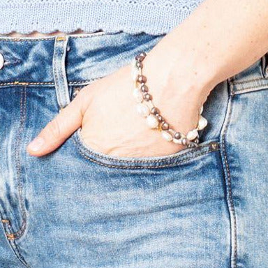 Armband mit weißen Süßwasserzuchtperlen - the blue escape jewelry